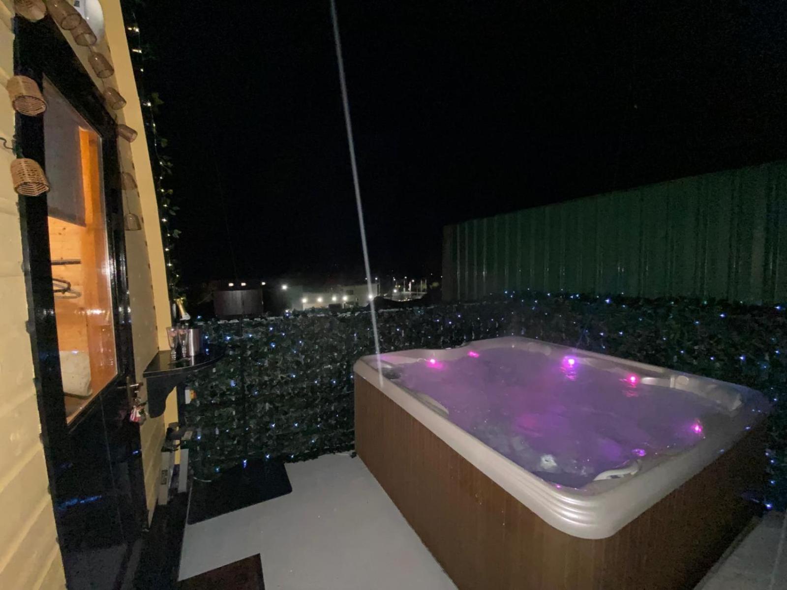 Arch Pod & Hot Tub Apartment Carndonagh Ngoại thất bức ảnh